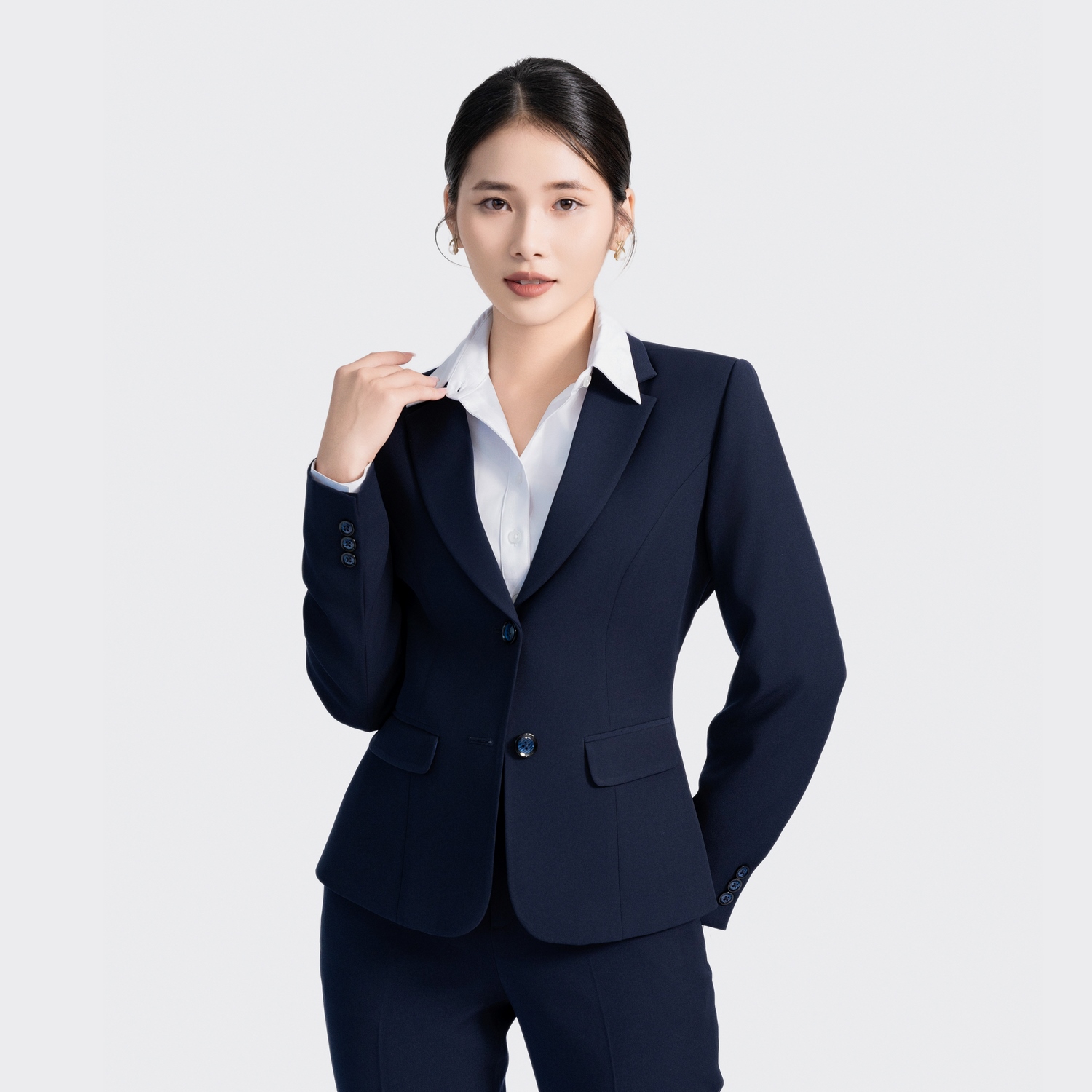 Quần tây kết hợp với vest là set đồng phục cao cấp và chuyên nghiệp nhất hiện nay.