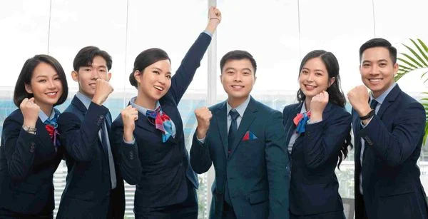 Đồng phục tạo cảm giác thoải mái và tự tin cho người mặc là cách để tăng hiệu suất làm việc và khiến nhân viên tự hào hơn.