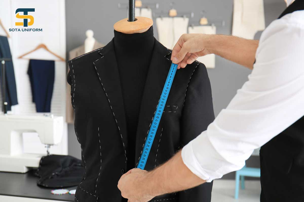 Đối với may size, nhà cung cấp sẽ có bộ size chuẩn sẵn để nhân viên tự chọn size theo số đo cơ thể.