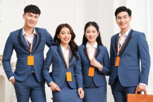 Màu sắc đồng phục phải hài hòa với màu sắc nhận diện và tổng thể doanh nghiệp.