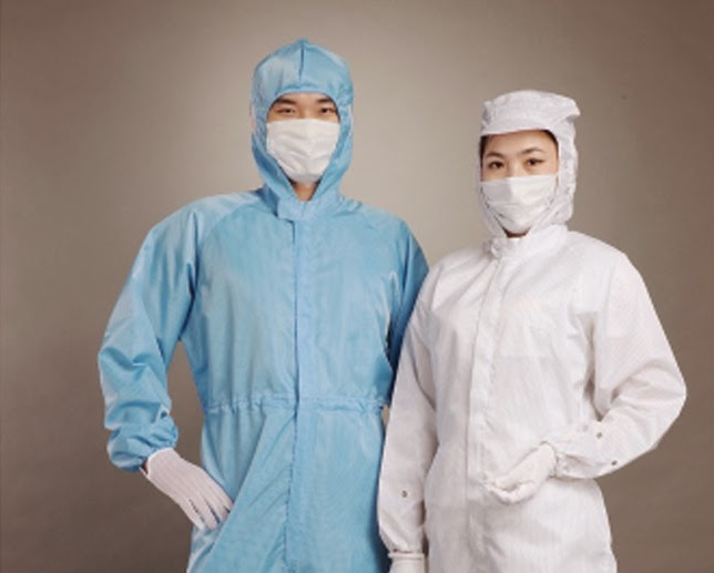 Mũ và khâu trang ngăn chặn tóc và nước bọt rơi vao thực phẩm trong lúc làm việc.