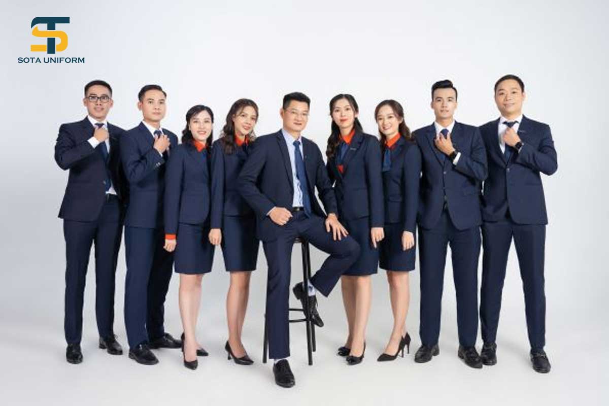 Sự chuyên nghiệp và lịch lãm toát lên từ bộ đồng phục màu xanh đen.