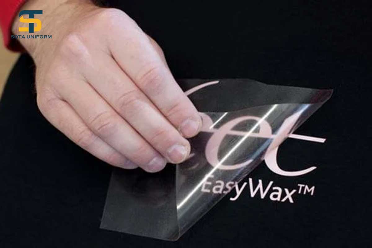 In decal logo thực hiện dễ dàng và nhanh chóng.